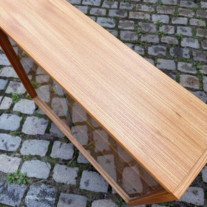 Vitrine Esche mit neuen Chromfüßen von Hellerau