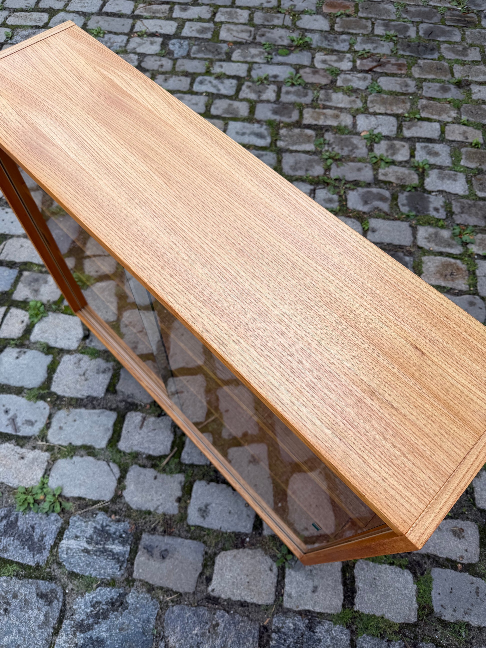 Vitrine Esche mit neuen Chromfüßen von Hellerau