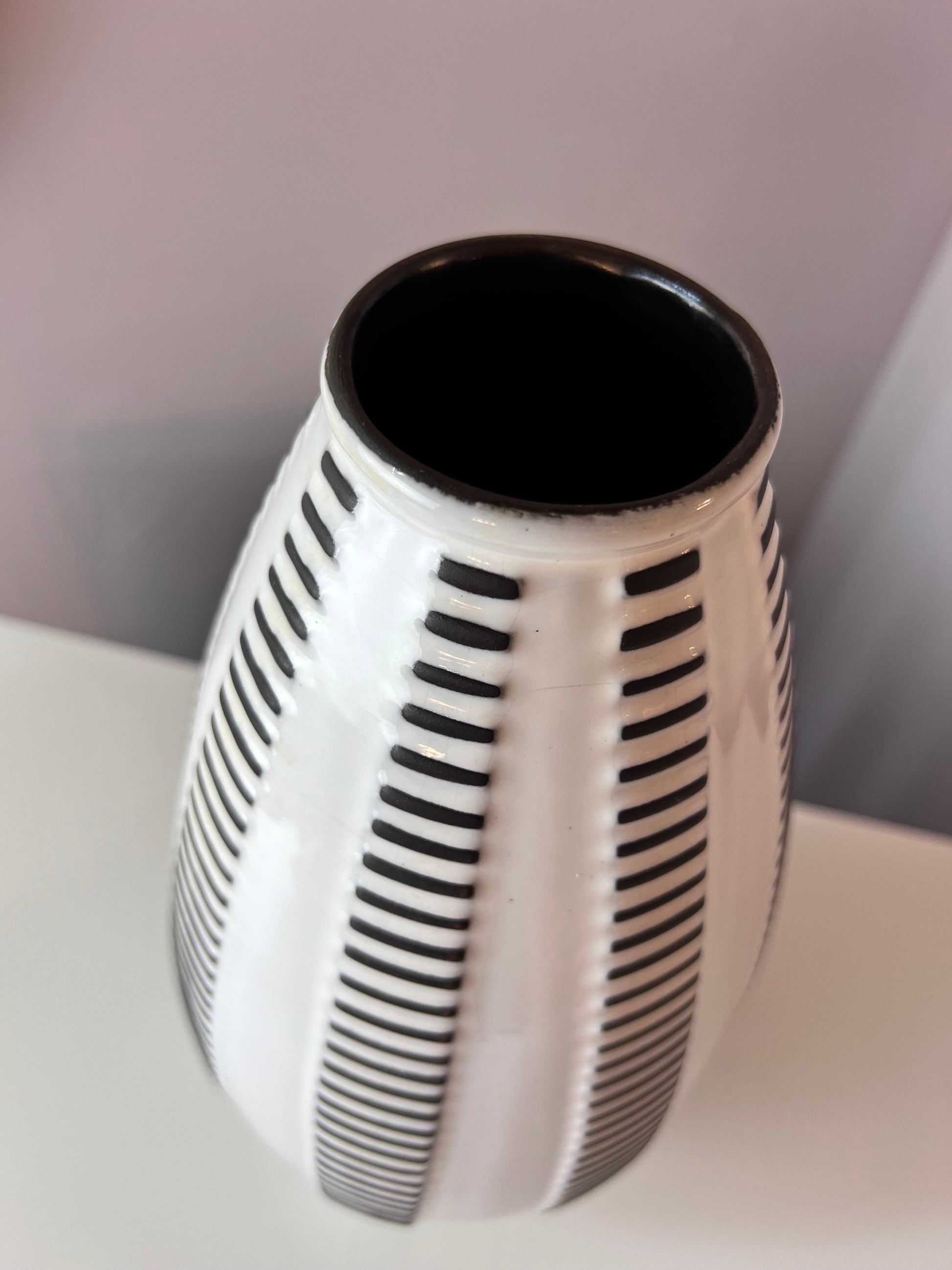 Vase Alaska A4 weiß schwarz von Goldscheider Keramik