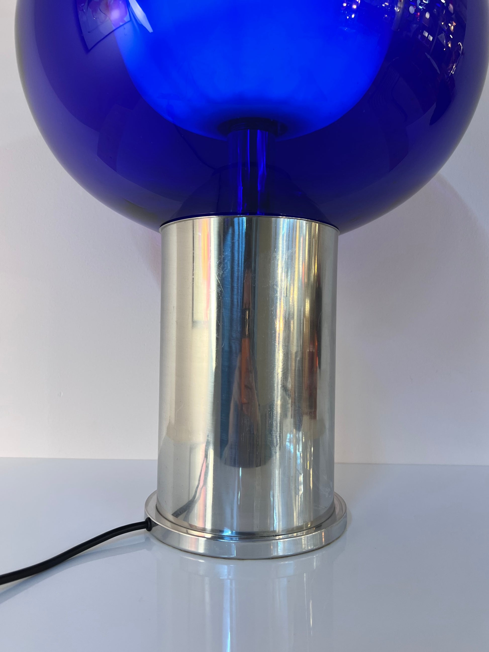 Tischlampe mit doppelwandigem Glasschirm königsblau von Doria