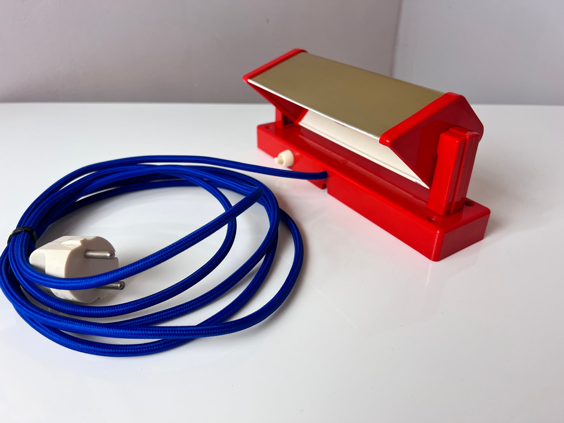 Wandleuchte rot gold von Lyfa Dänemark