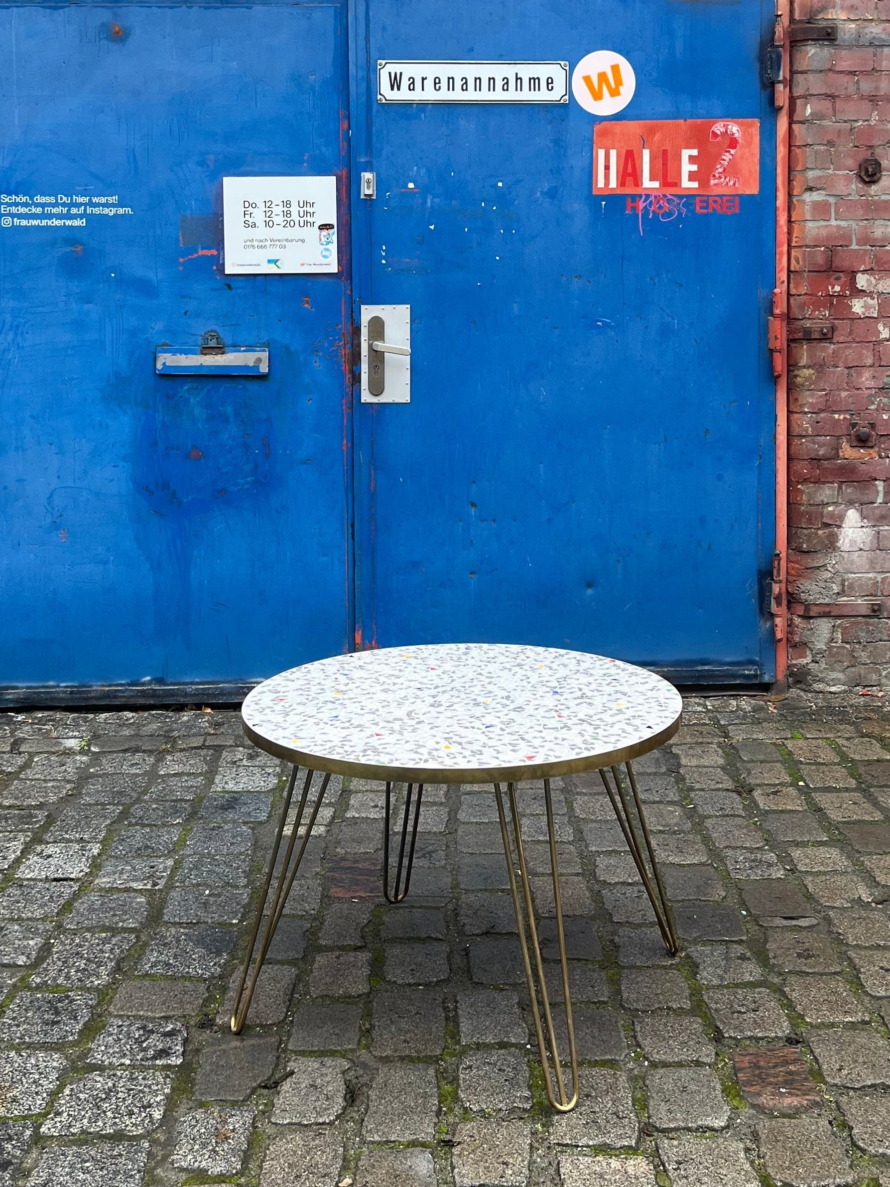 Mosaiktisch weiß grau mit original Messing-Hairpinlegs