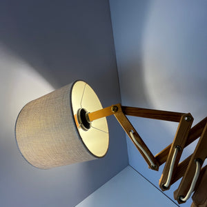 Scherenlampe beige Holz von Le Klint