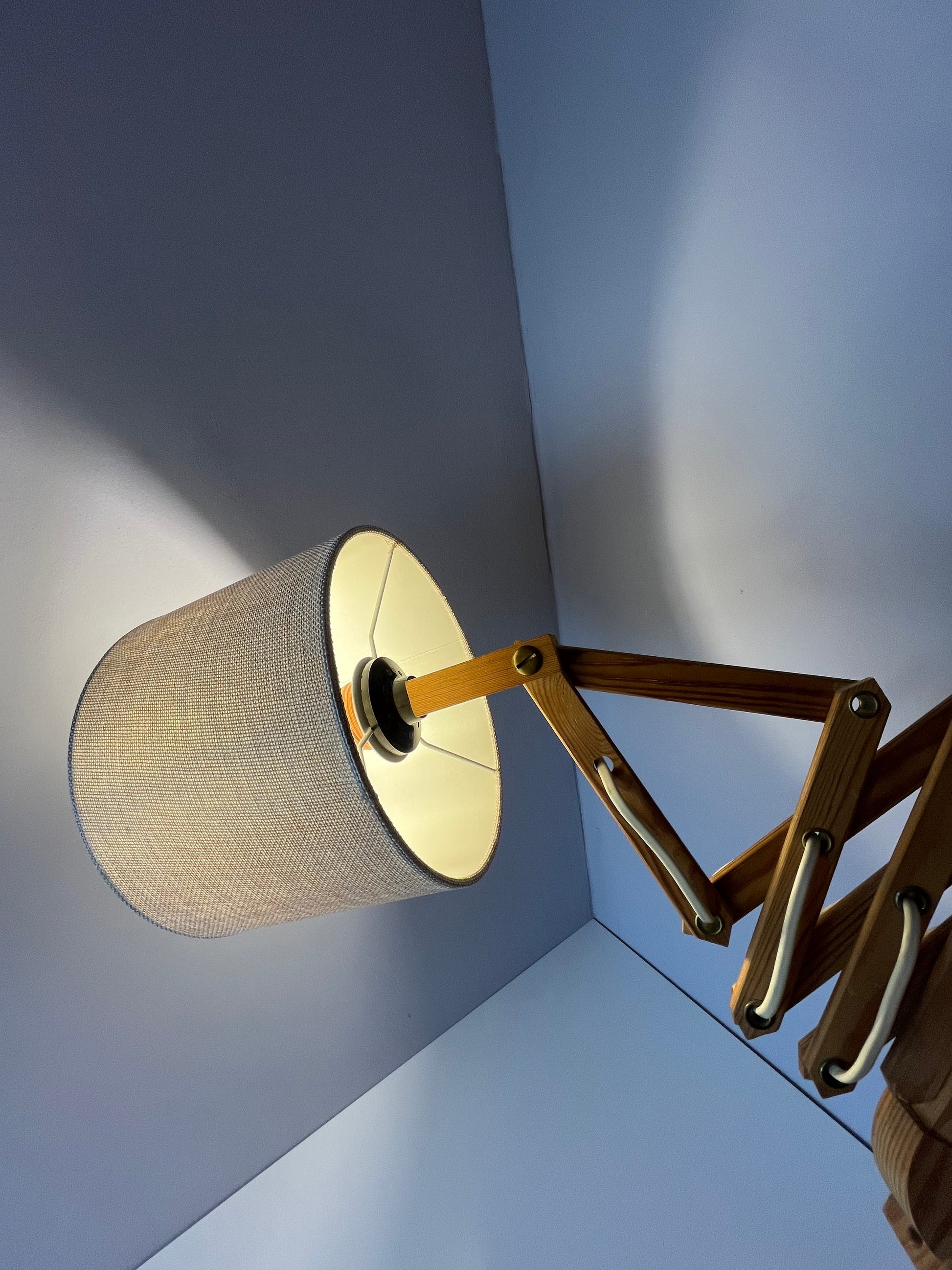 Scherenlampe beige Holz von Le Klint