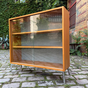 Vitrine Esche mit neuen Chromfüßen von Hellerau