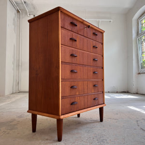 Kommode Teak mit Muschelgriffen & Schloss aus Dänemark
