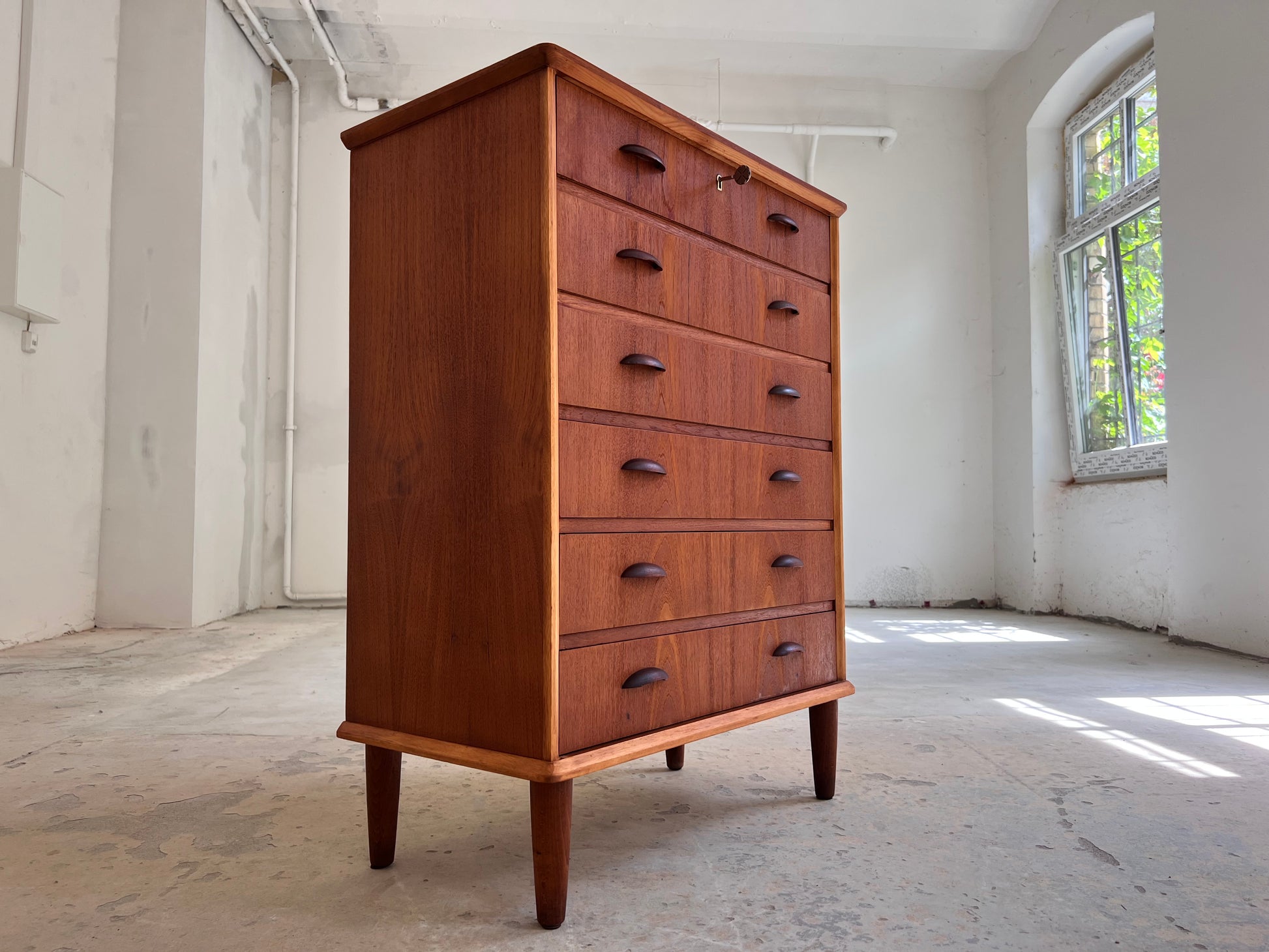 Kommode Teak mit Muschelgriffen & Schloss aus Dänemark