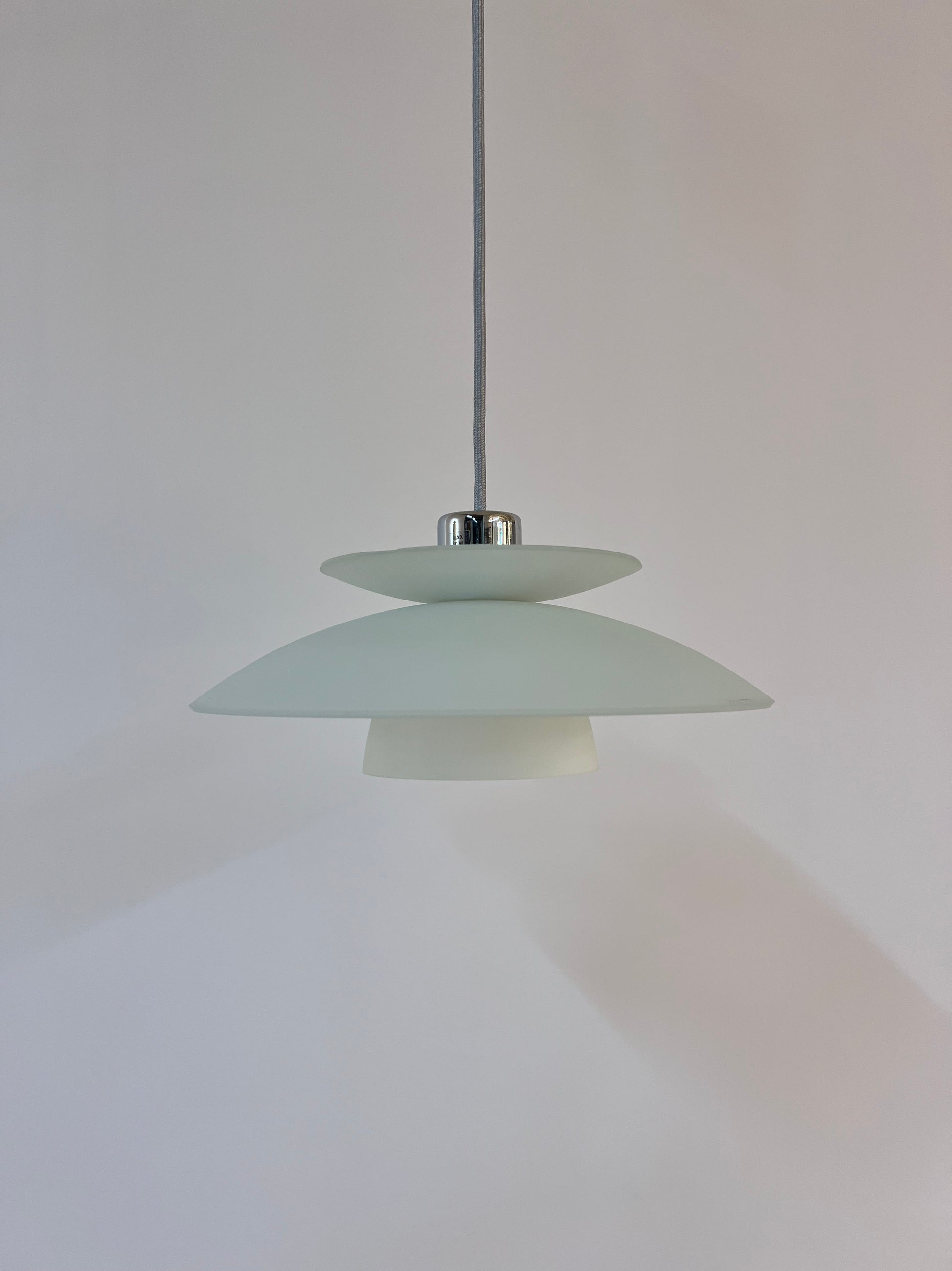 Lamellenlampe Milchglas Chrom aus Dänemark