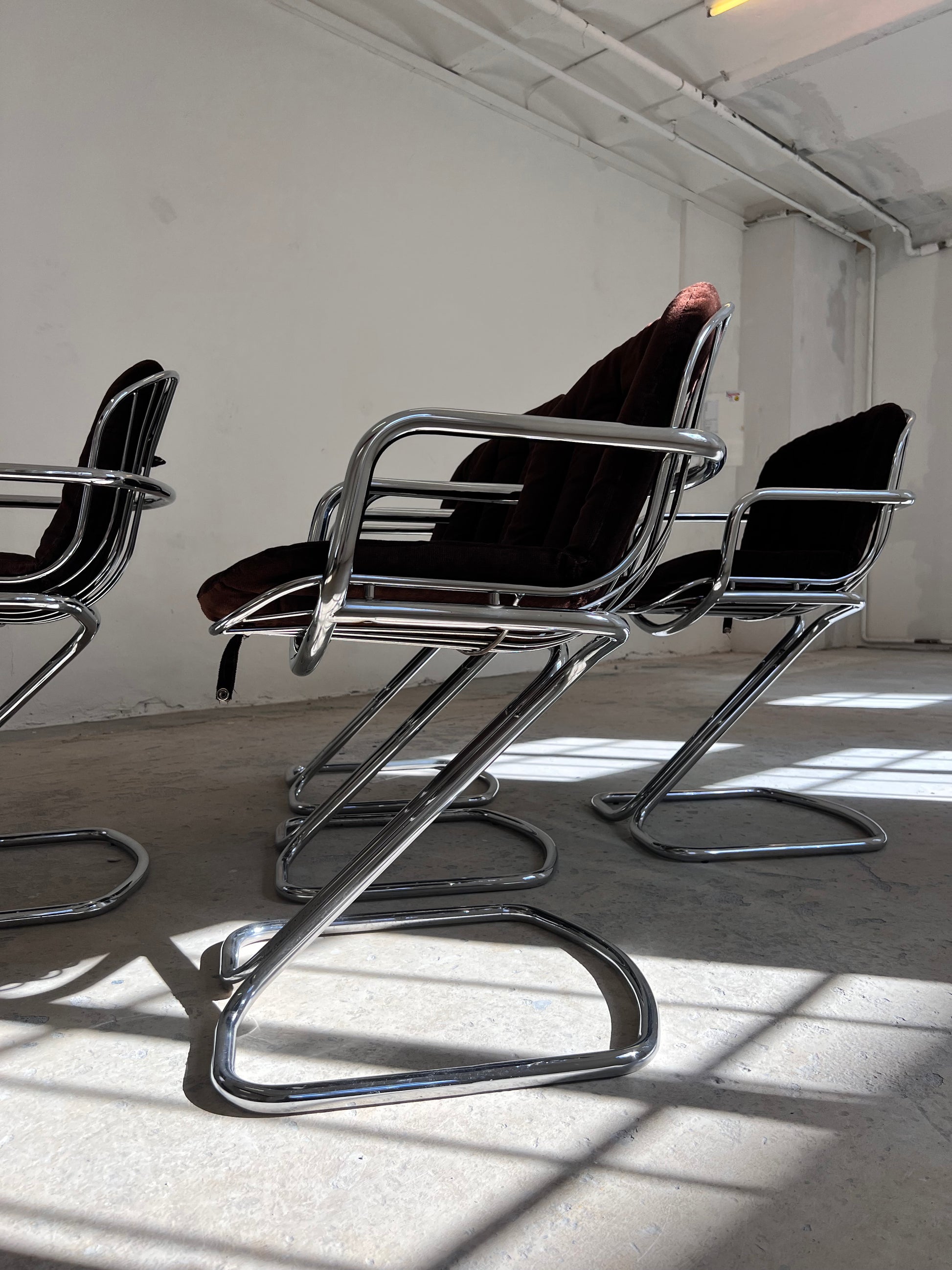 Freischwinger Chrom mit braunem Sitzkissen von Gastone Rinaldi für Rima