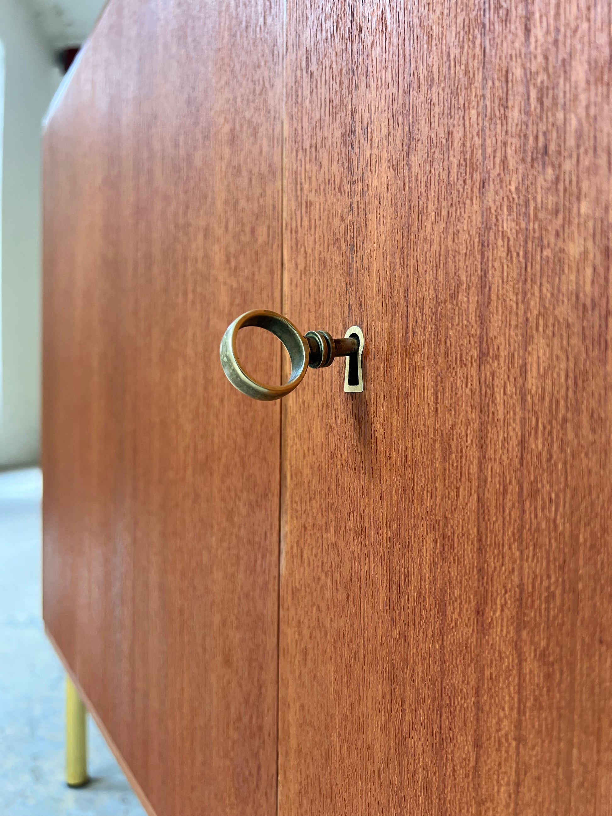 Kommode Teak mit Schranktüren & Schloss von IDEE Möbel