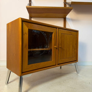 Kleiner Schrank mit Vitrine und Tür rechts von Dyrlund