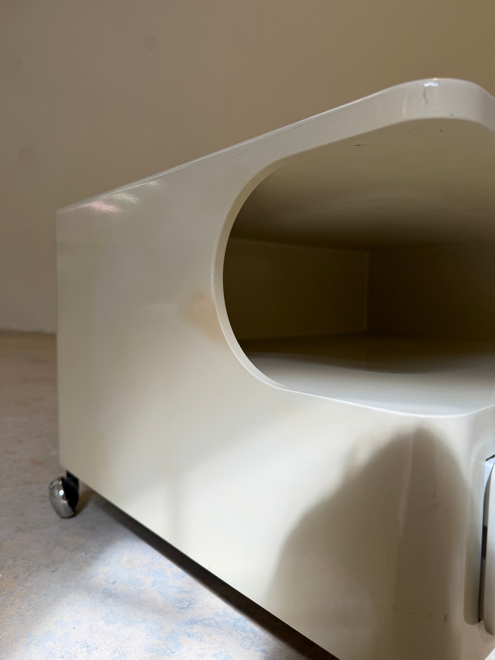 Nachtschrank / Beistelltisch weiß auf Rollen von OPAL Möbel