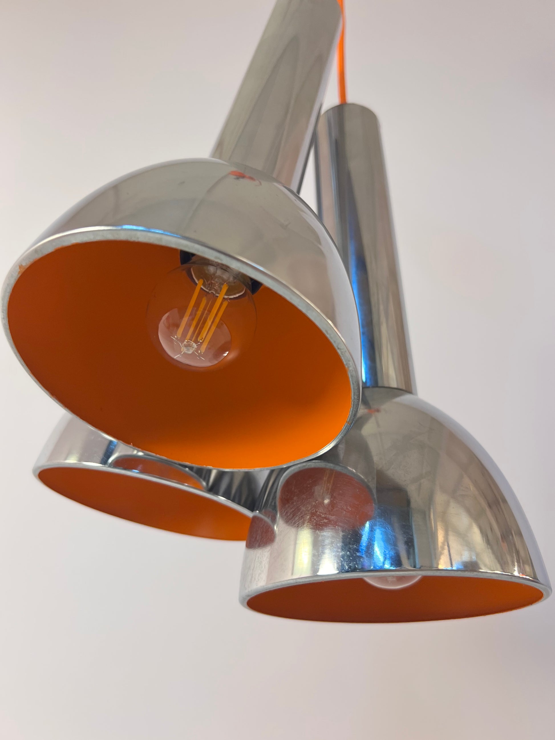 Spotlampe Chrom mit orangem Akzentschirm