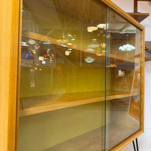 Vitrine Esche mit gelber Rückwand & neuen Hairpinlegs von Hellerau