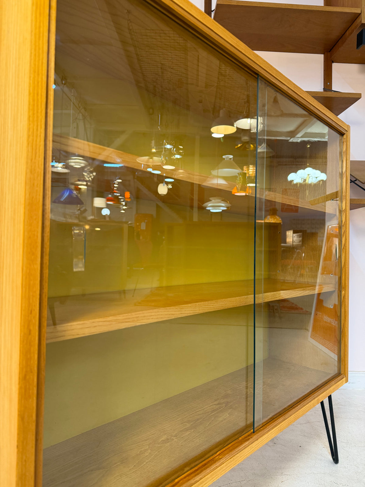 Vitrine Esche mit gelber Rückwand & neuen Hairpinlegs von Hellerau