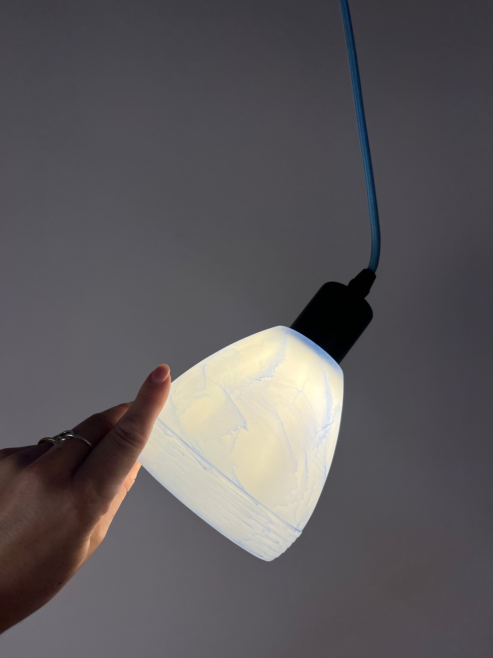 Hängelampe blau weiß marmoriert Glas