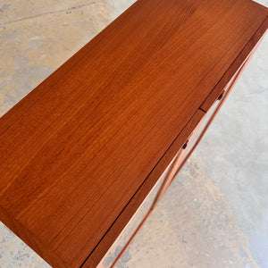 Vitrinenschrank Teak mit neuen Chromfüßen von H.W.Klein für Bramin