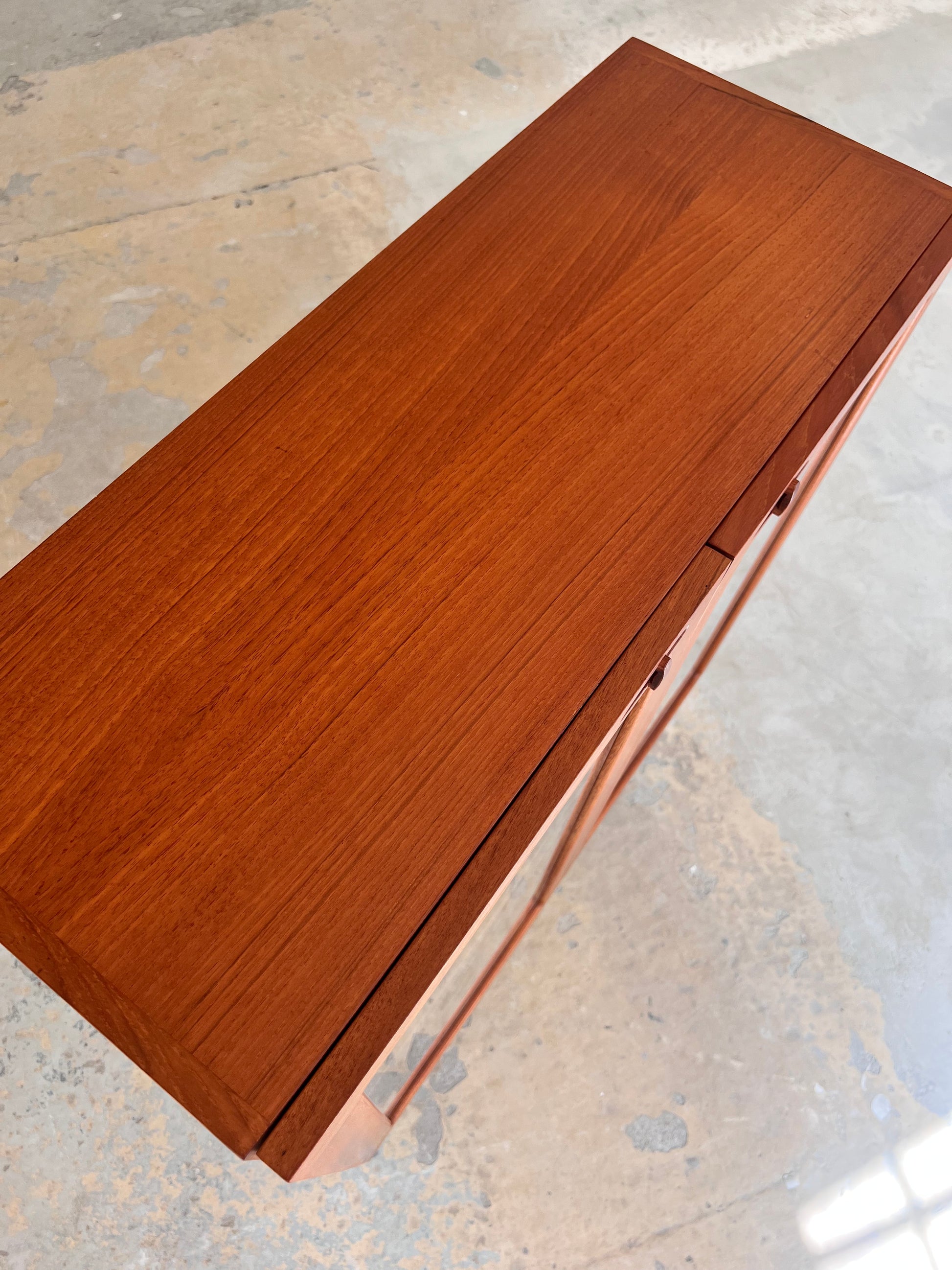 Vitrinenschrank Teak mit neuen Chromfüßen von H.W.Klein für Bramin