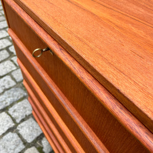 Kommode Teak mit Schloss & durchgängigen Griffen