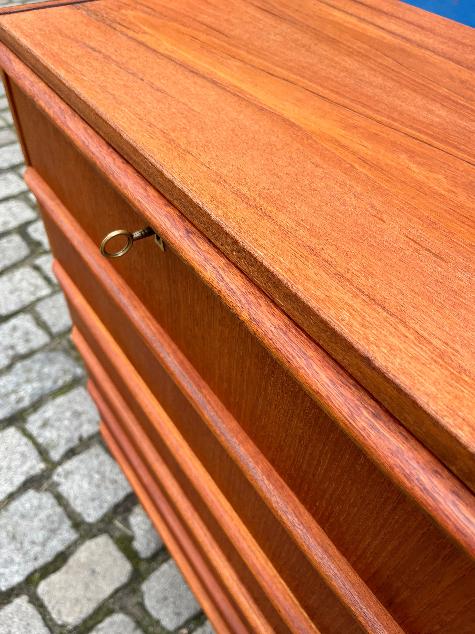 Kommode Teak mit Schloss & durchgängigen Griffen