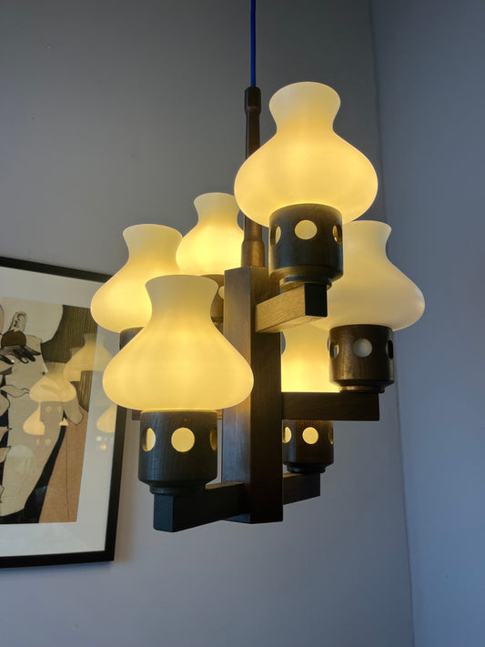 Kronleuchter dunkelbraun weiß Holz Opalglas von Vitrika