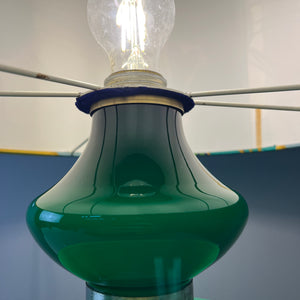 Tischlampe grün mit leuchtendem Glasfuß und floralem Schirm von Doria