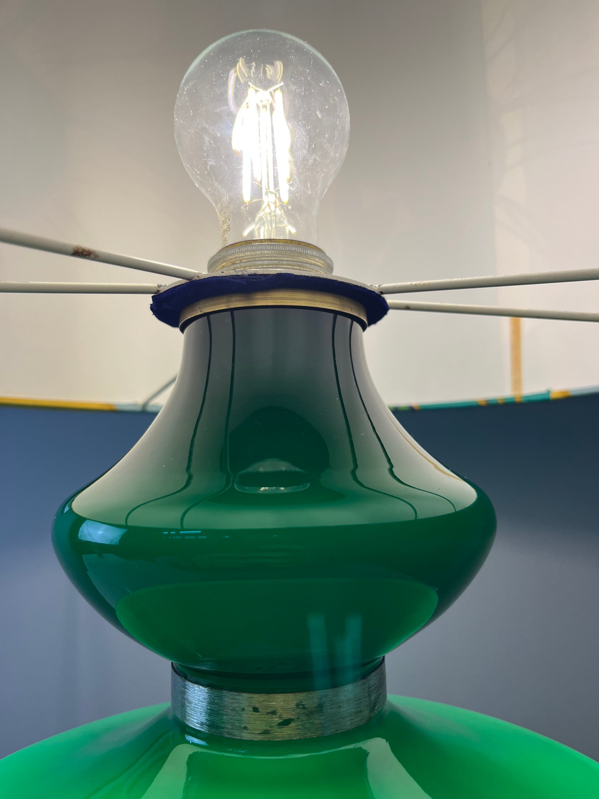 Tischlampe grün mit leuchtendem Glasfuß und floralem Schirm von Doria