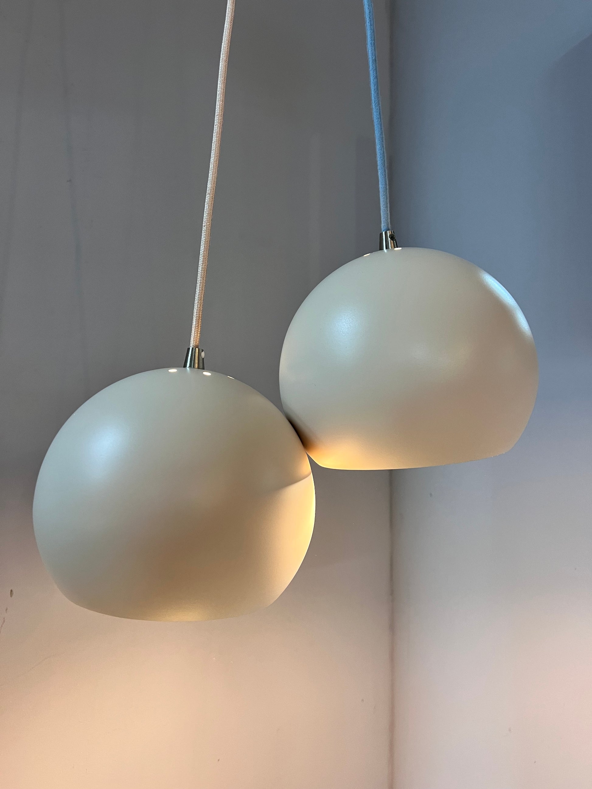 Set: 2x Kugellampe neu lackiert creme