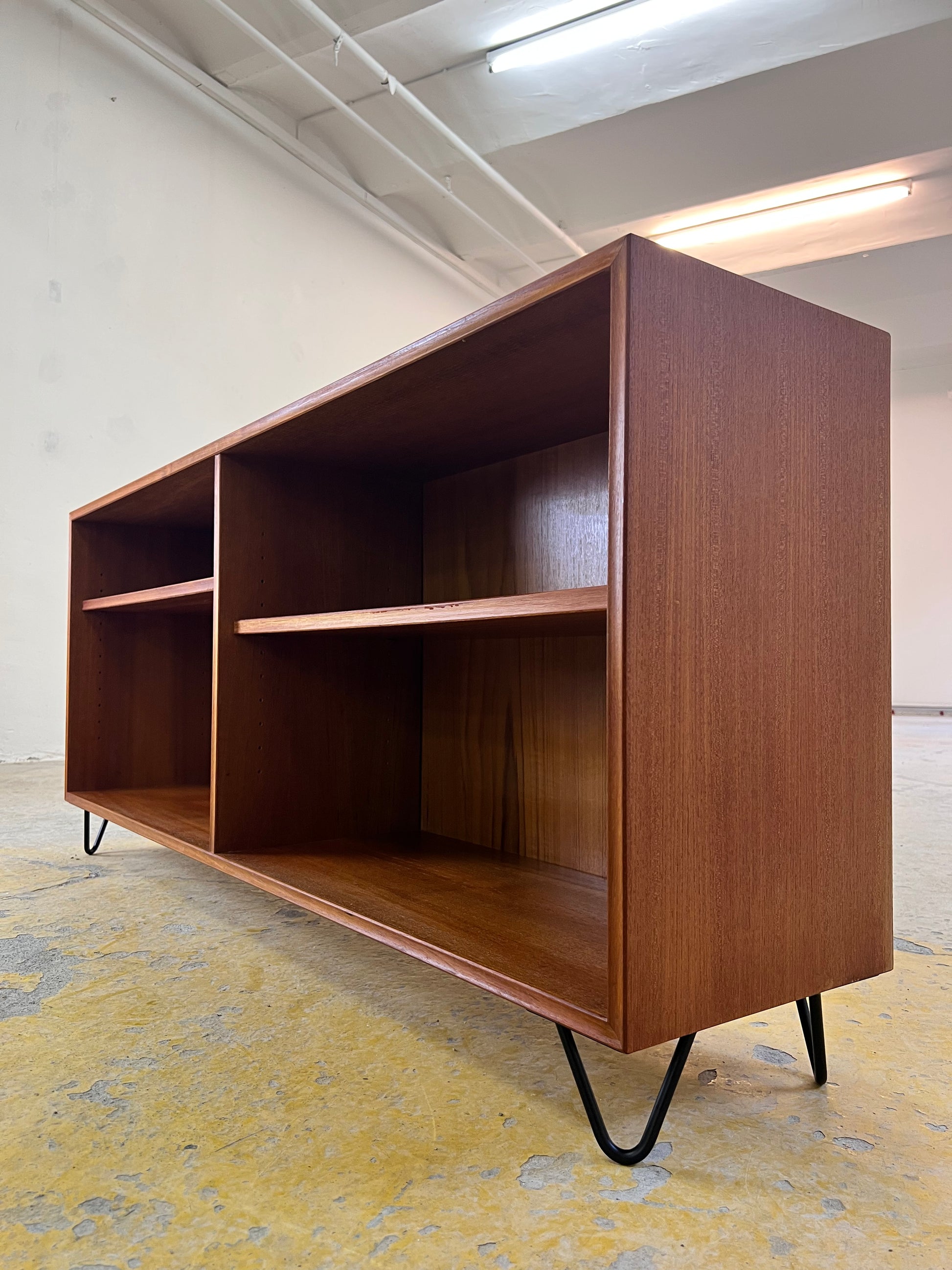 Regal Teak auf Hairpinlegs von rt Möbel