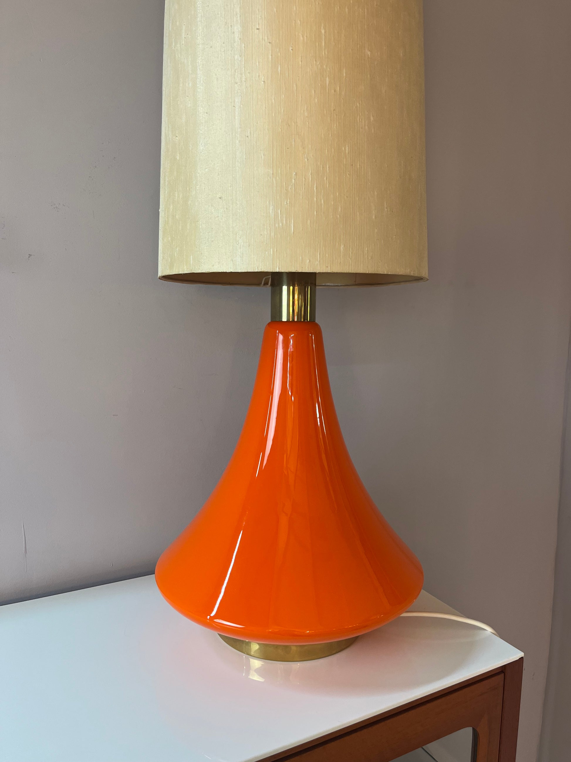 Bodenlampe orange Glas mit leuchtendem Fuß