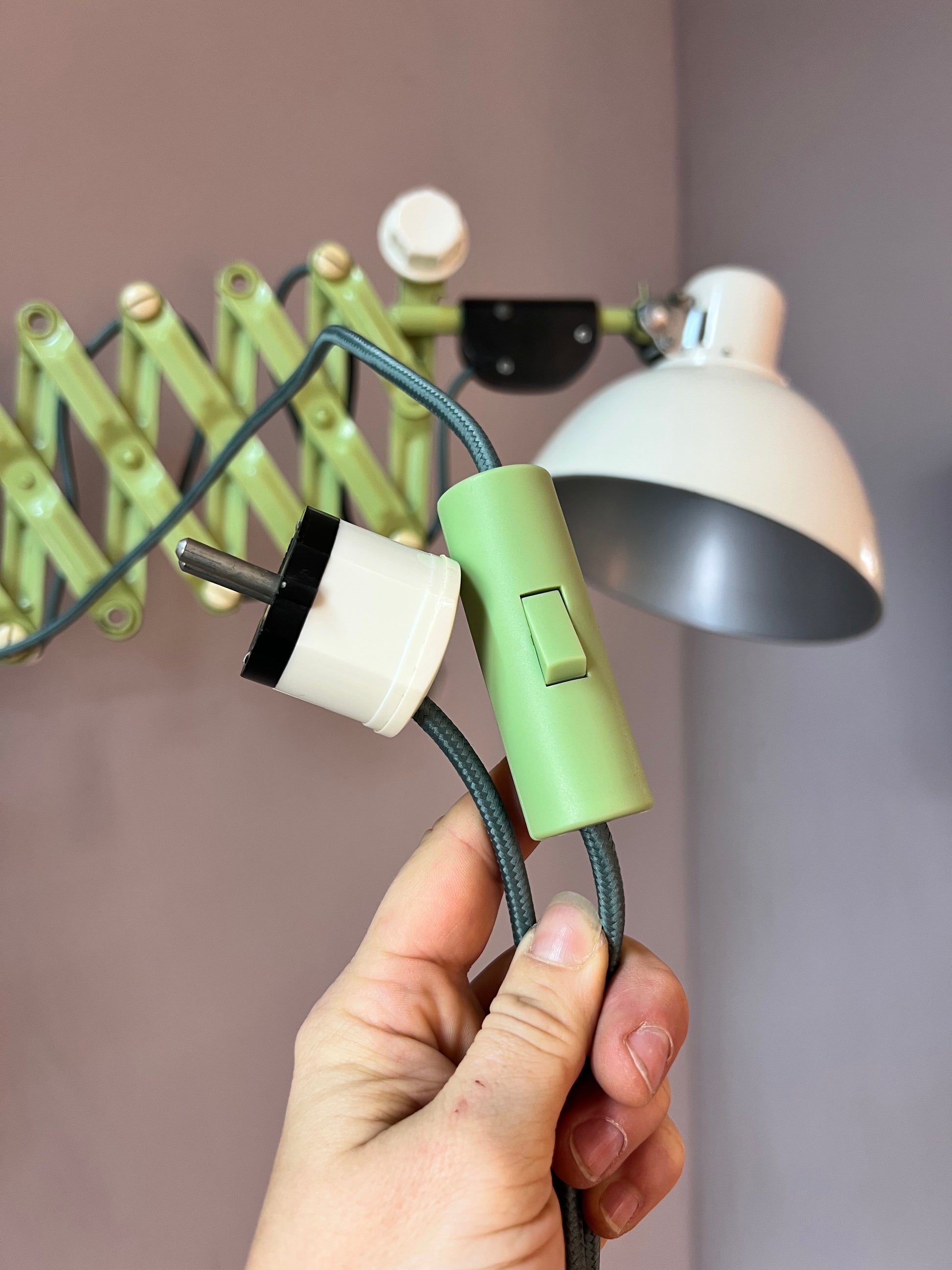 Scherenlampe mint creme von VEB Zweckleuchtenbau Dresden