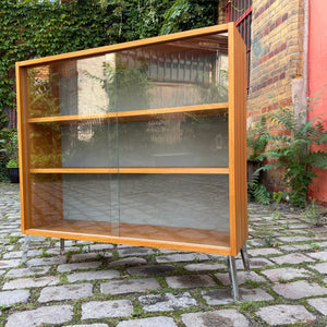Vitrine Esche mit neuen Chromfüßen von Hellerau