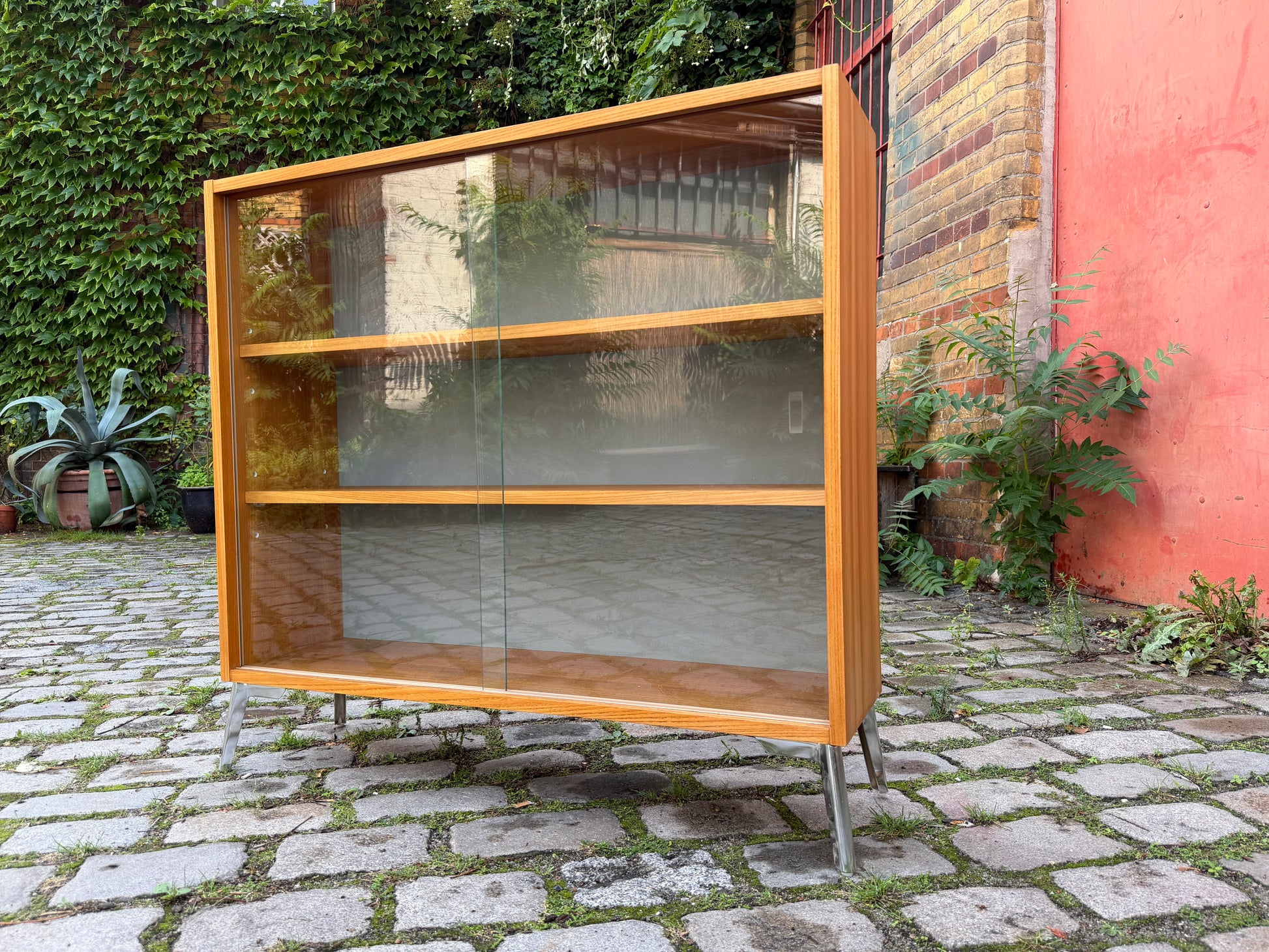 Vitrine Esche mit neuen Chromfüßen von Hellerau