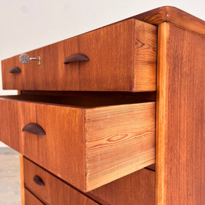 Kommode Teak mit Muschelgriffen & Schloss aus Dänemark