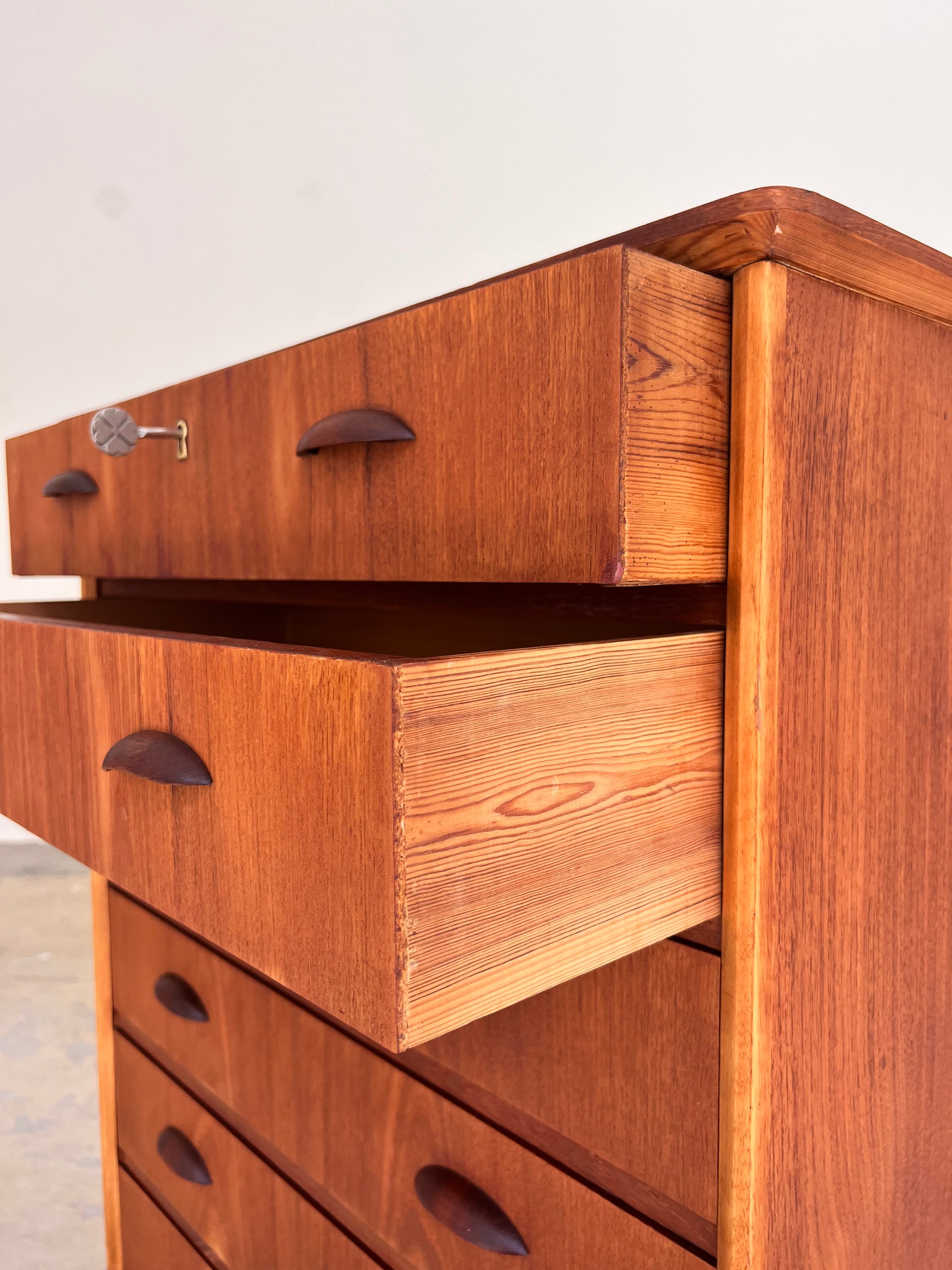 Kommode Teak mit Muschelgriffen & Schloss aus Dänemark