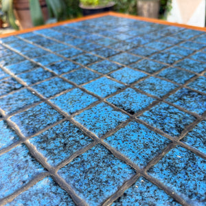 Quadratischer Beistelltisch Teak mit blauen Fliesen aus Dänemark