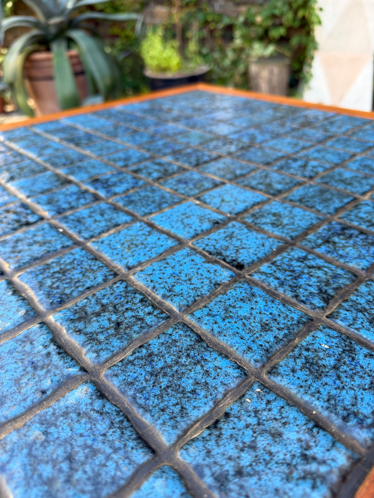 Quadratischer Beistelltisch Teak mit blauen Fliesen aus Dänemark