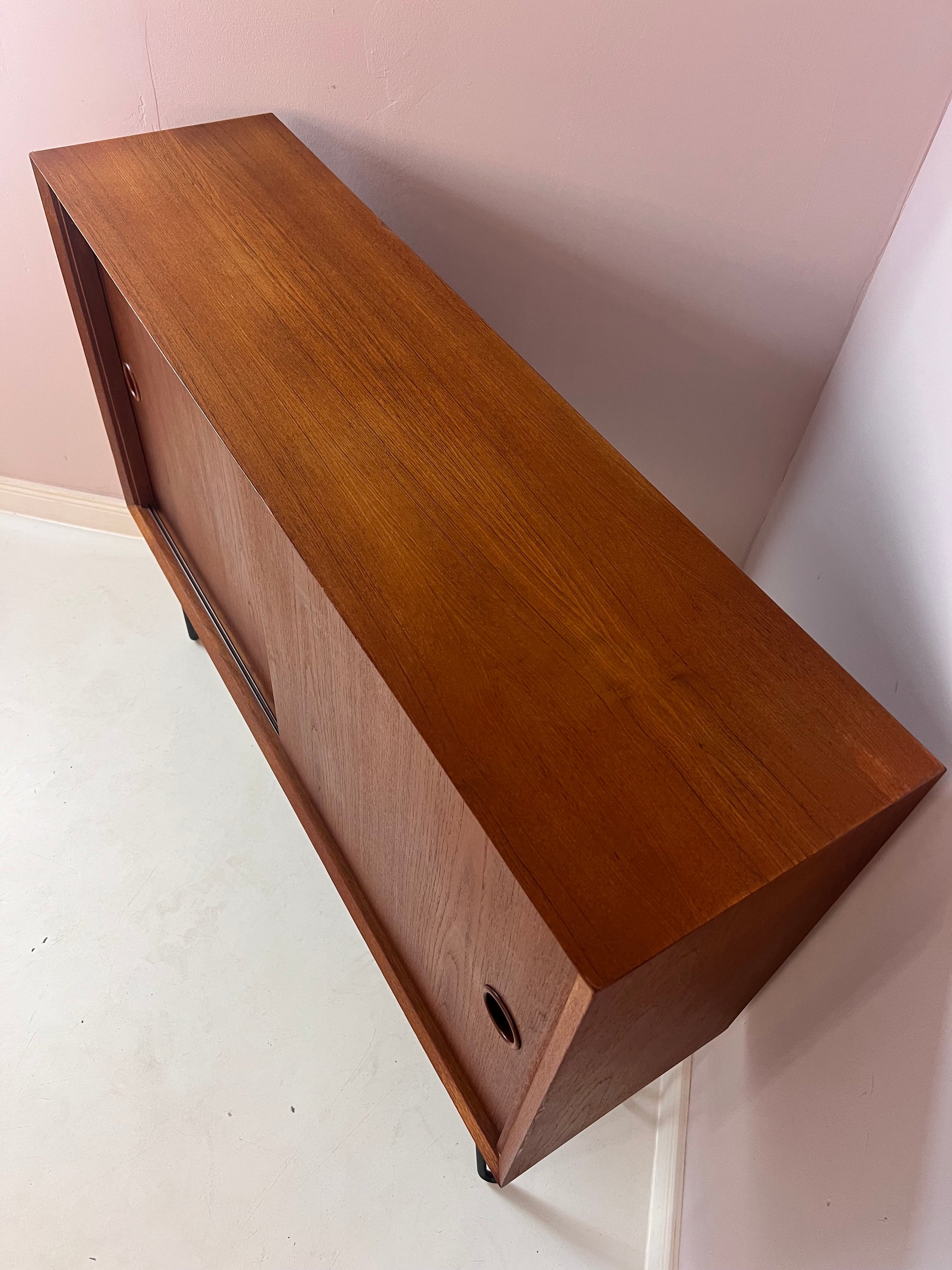 Flurschrank Teak auf Hairpinlegs