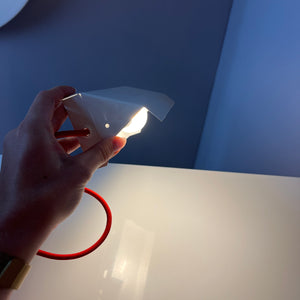 Wandlampe weiß Metall mit rotem Kabel
