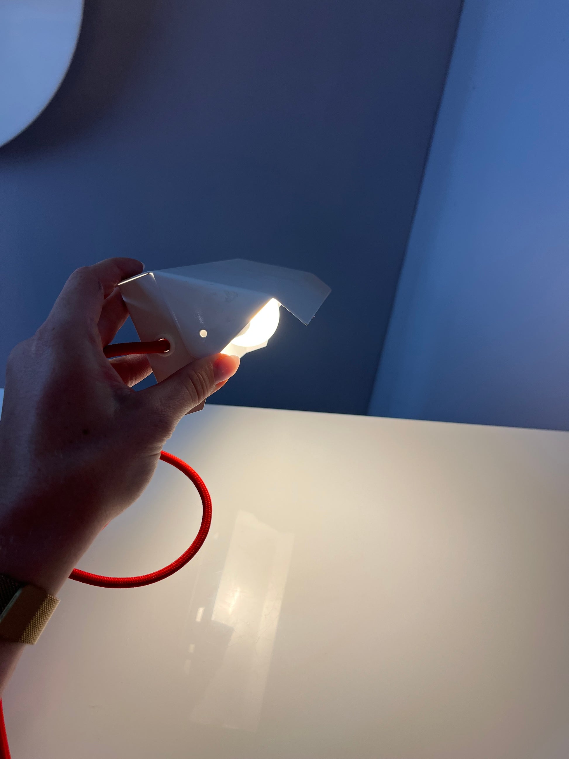Wandlampe weiß Metall mit rotem Kabel