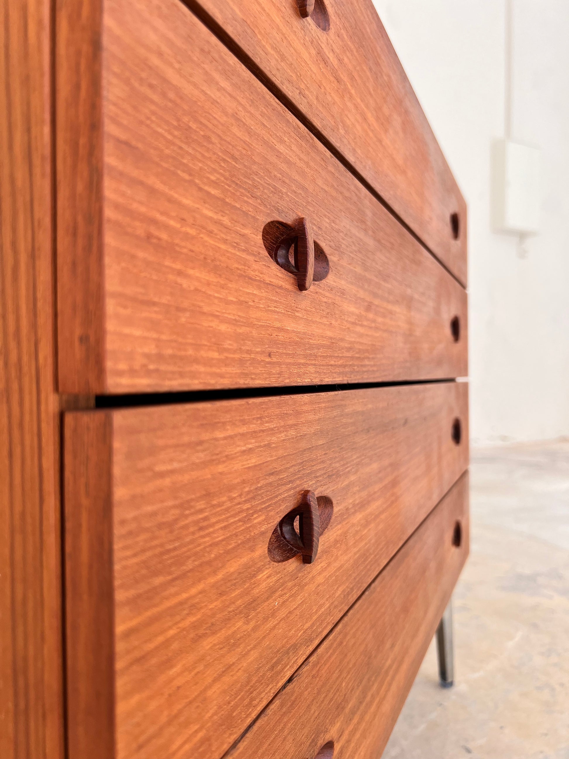 Kommode Teak mit neuen Chromfüßen von H. W. Klein für Bramin