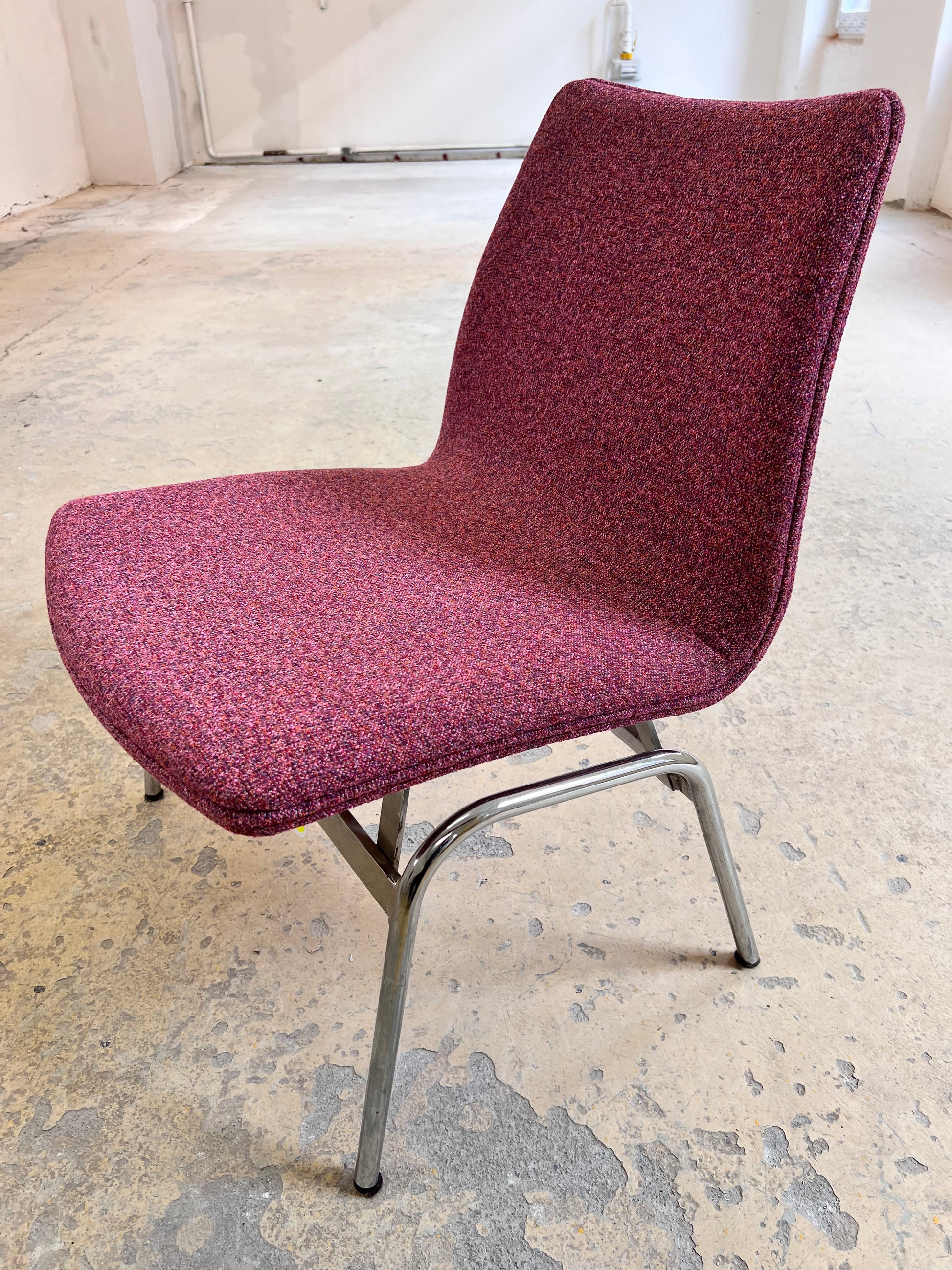 Sessel Lufthavnsstol brombeer-pink Chrom von Anden Arkitekt für Duba Møbelindustri