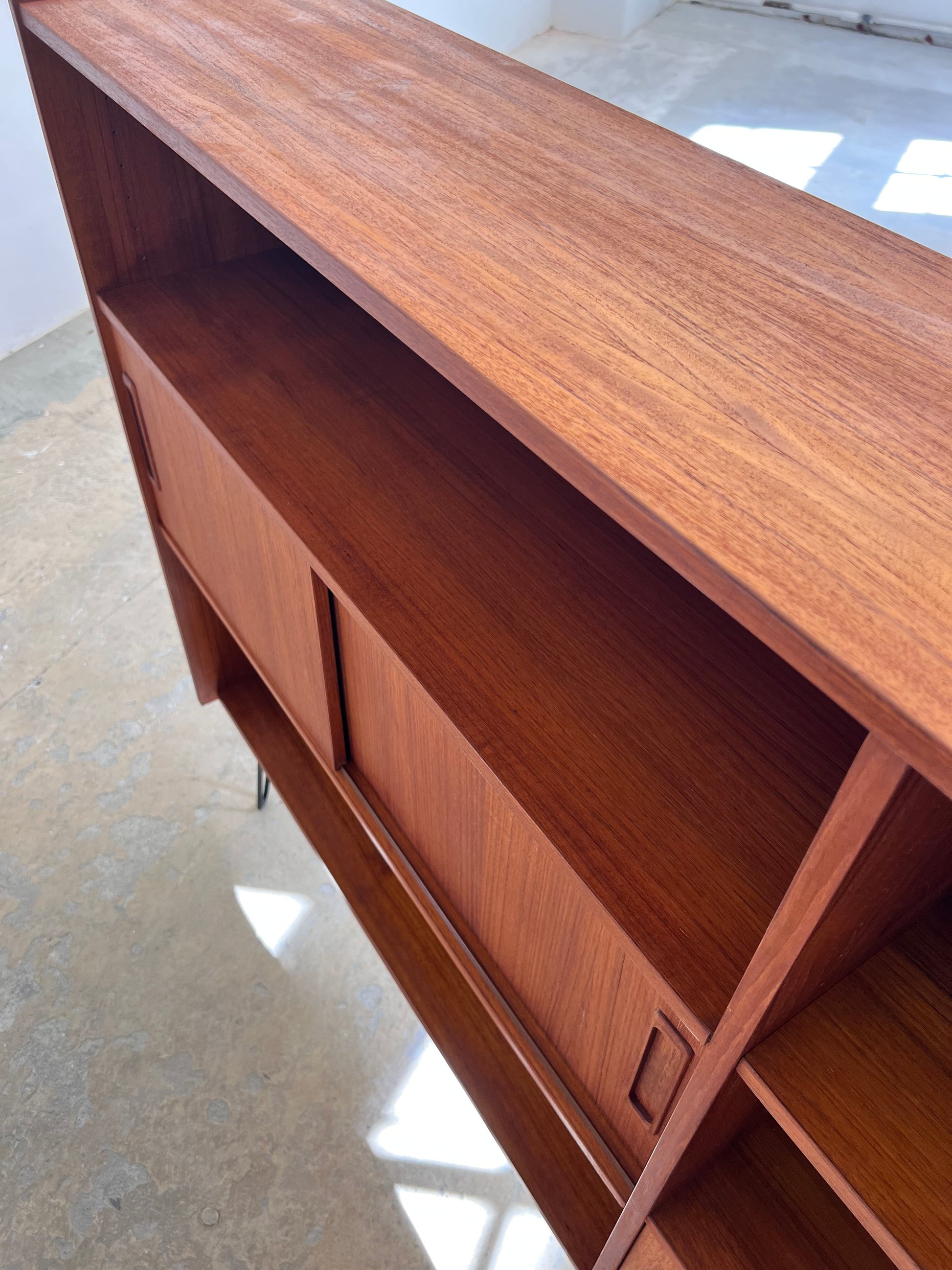 Regal auf Hairpinlegs aus Dänemark