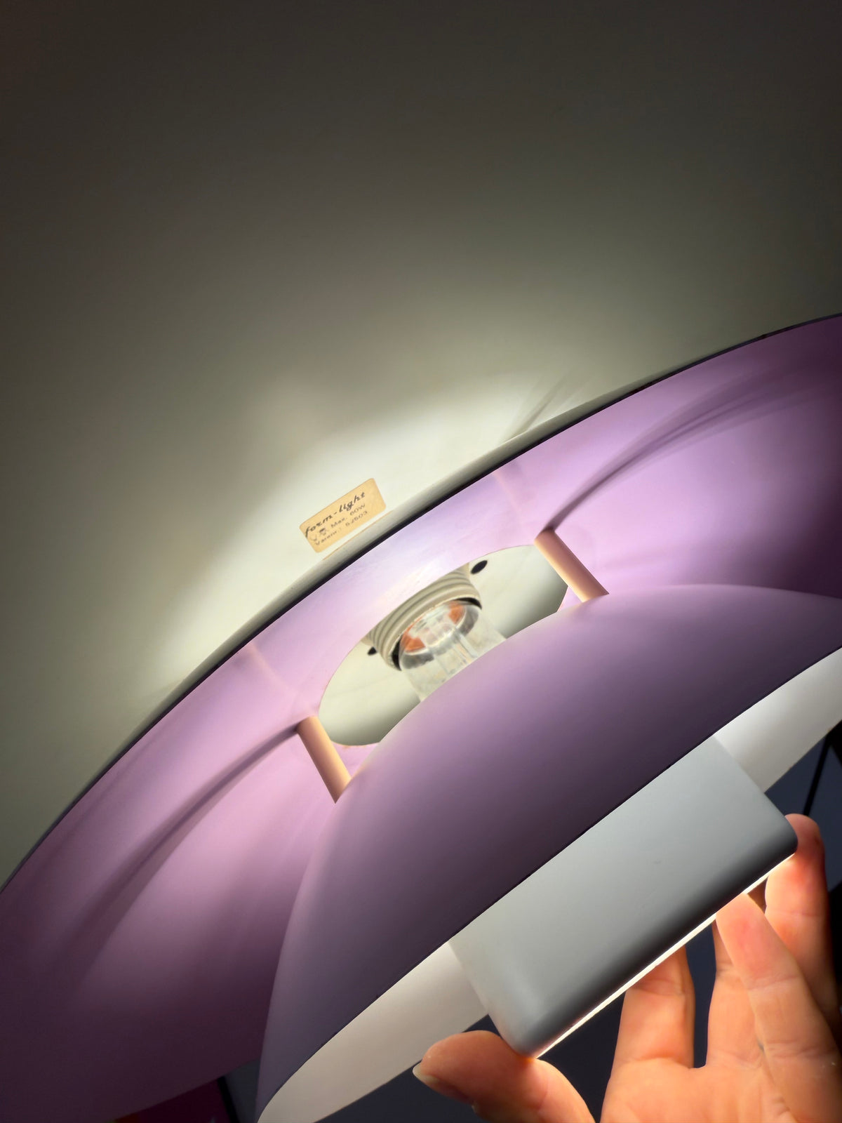 Lamellenlampe weiß lila von Formlight