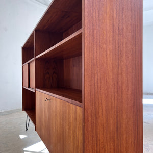 Regal auf Hairpinlegs aus Dänemark