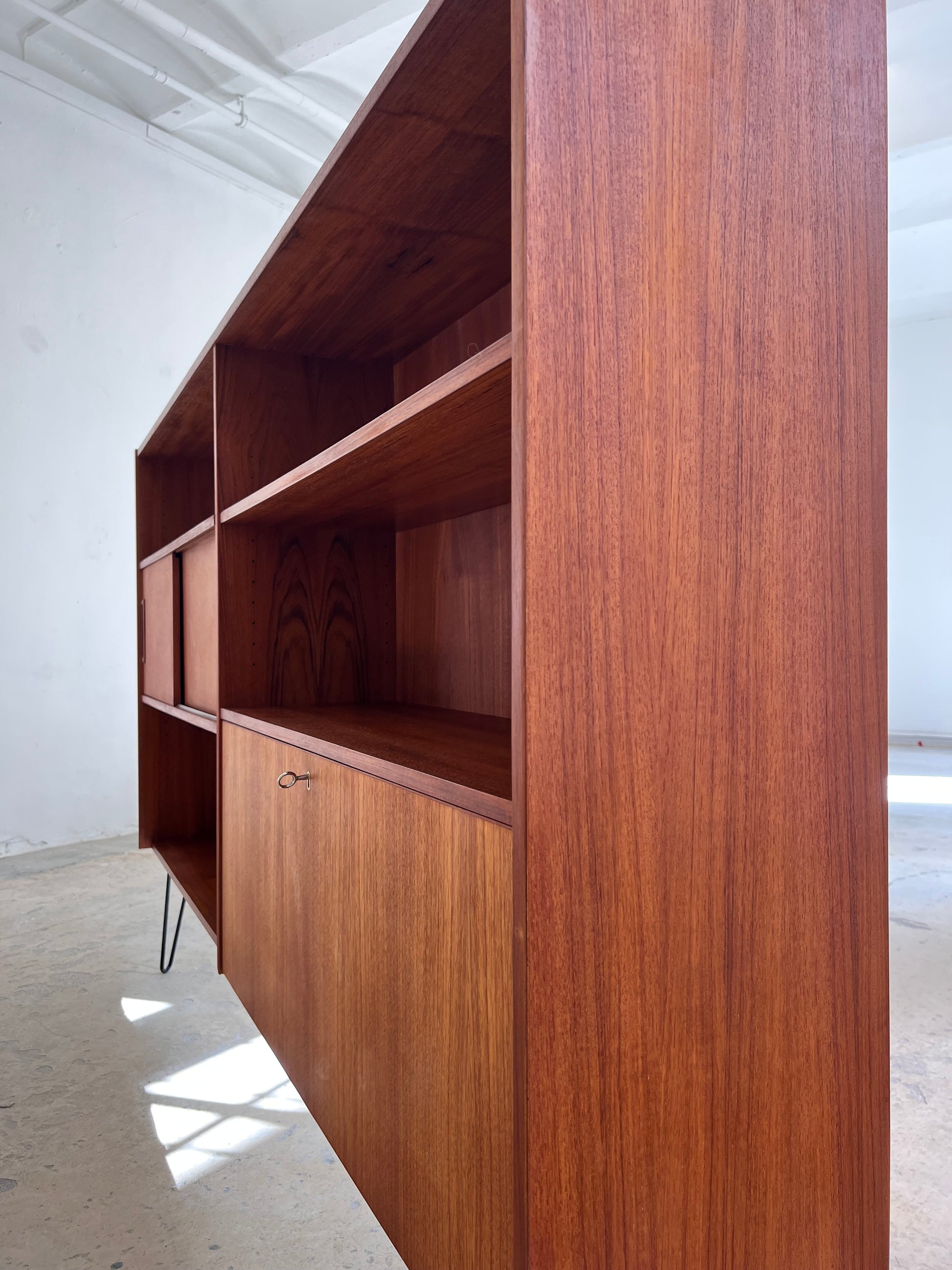 Regal auf Hairpinlegs aus Dänemark