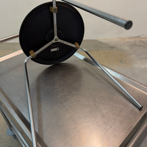 Tripod Dot Hocker schwarz Chrom von Arne Jacobsen für Fritz Hansen