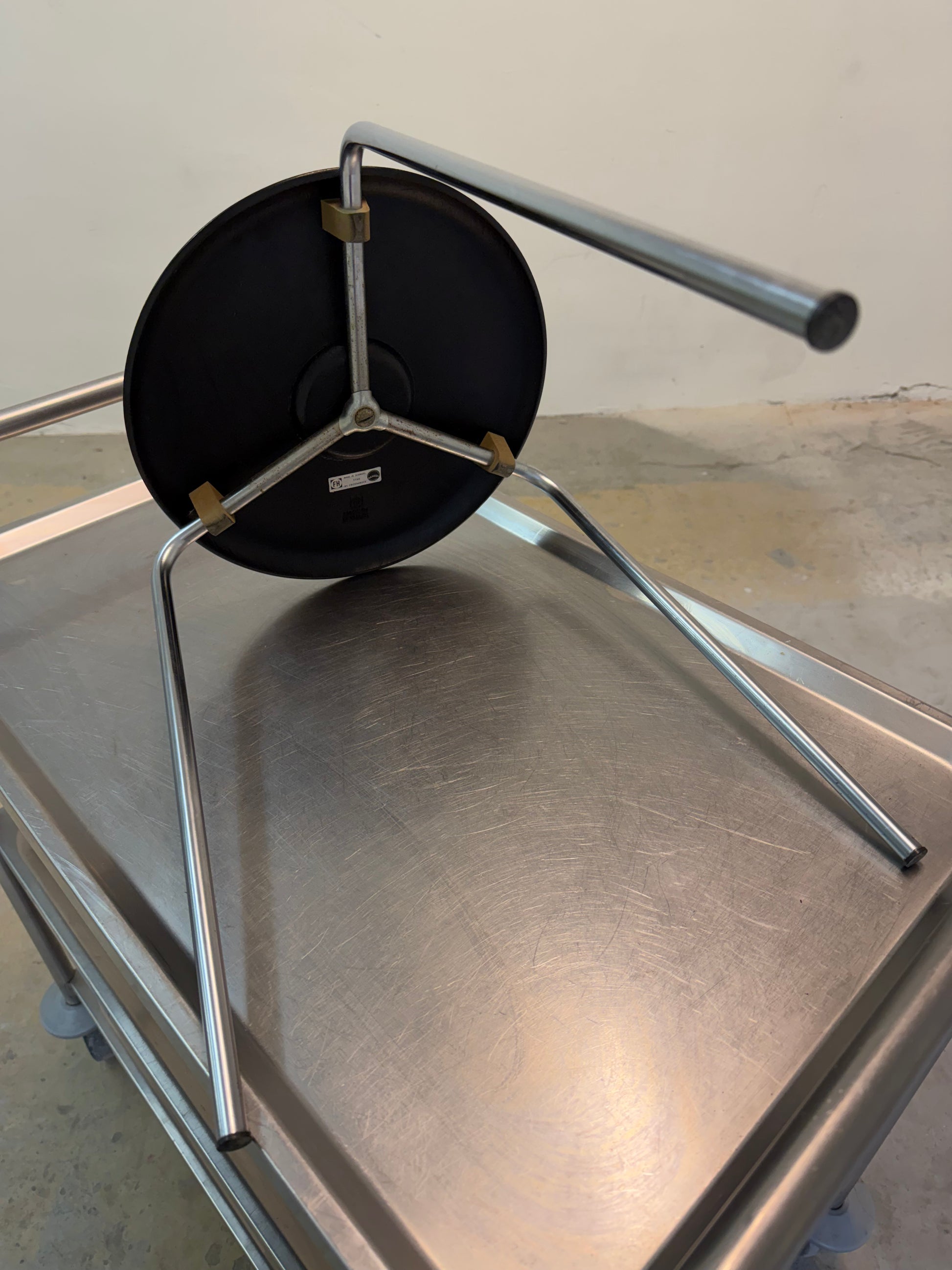 Tripod Dot Hocker schwarz Chrom von Arne Jacobsen für Fritz Hansen