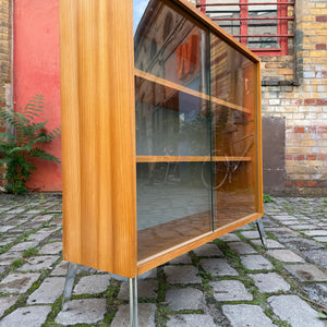 Vitrine Esche mit neuen Chromfüßen von Hellerau