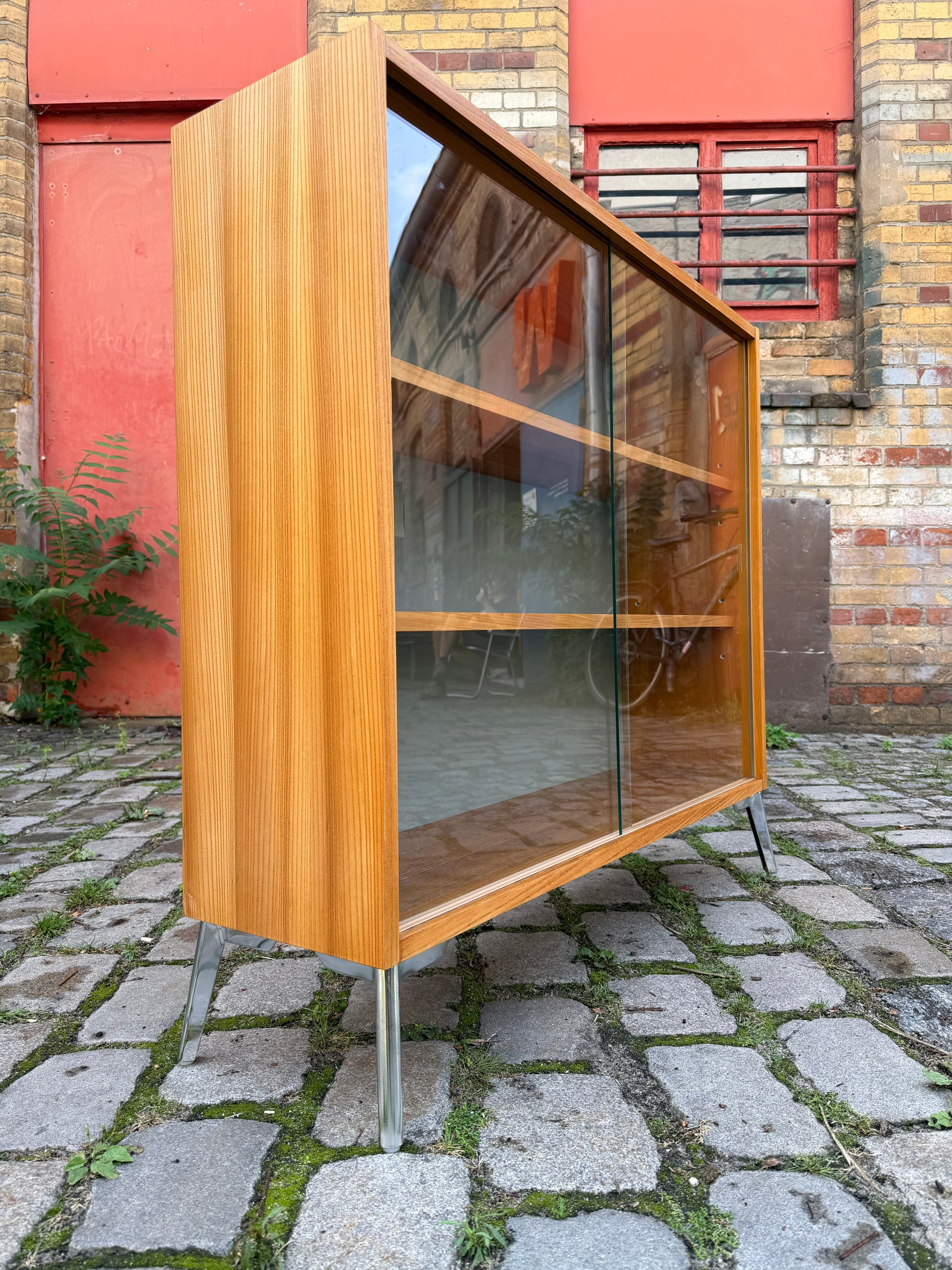 Vitrine Esche mit neuen Chromfüßen von Hellerau